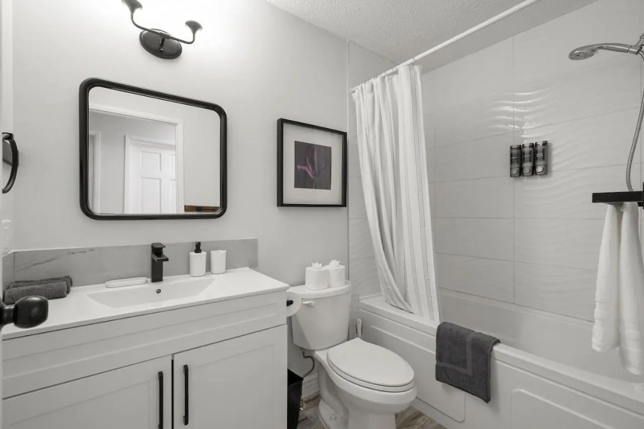 Entire 3 Bedroom Family Style House With Free Banff Access, Parking, Netflix, King Size Bed, 65